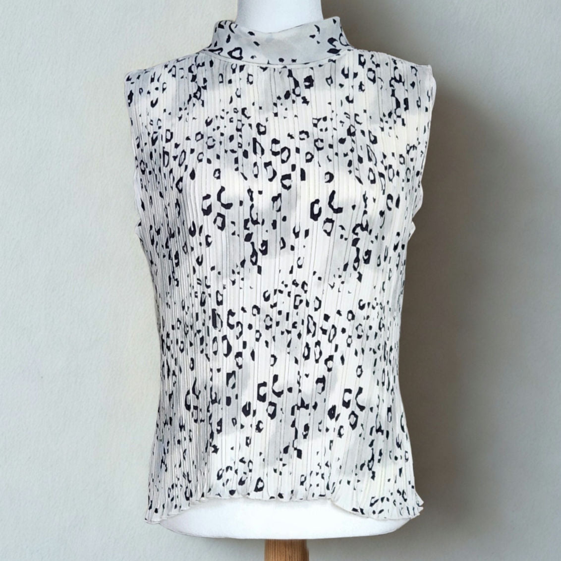 Vintage 80s Fairfax County Leopard Print Blouse | Sleeveless Pleated Ivory Black Top | Women's Small