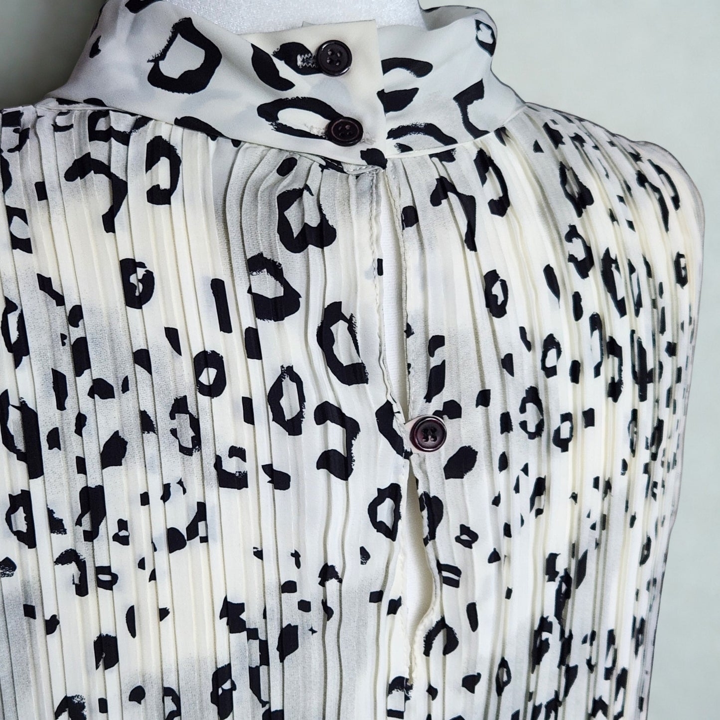 Vintage 80s Fairfax County Leopard Print Blouse | Sleeveless Pleated Ivory Black Top | Women's Small